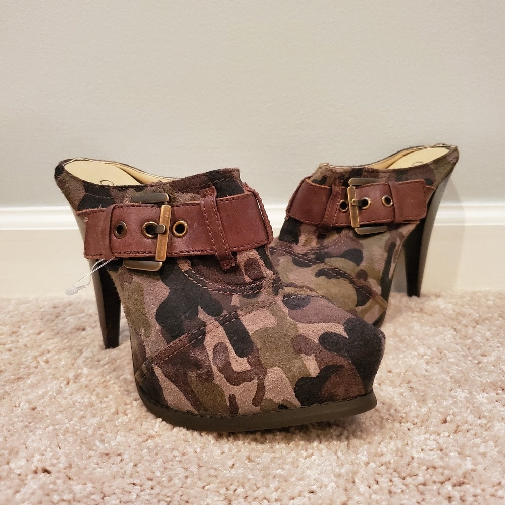 NWOT Guess Camo Slip On Heels